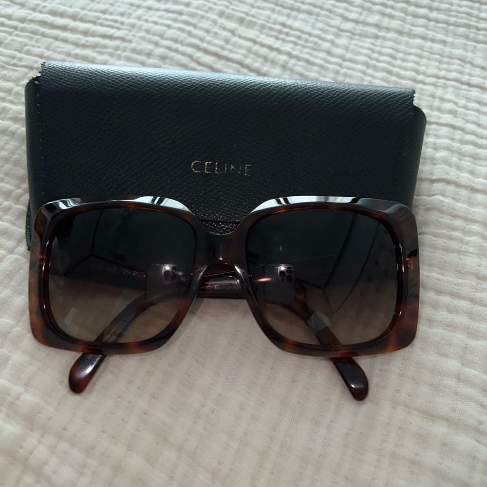 CELINE EYEWEAR
Oversized tortoiseshell-acetate sunglasses 100% AUTHENTIC